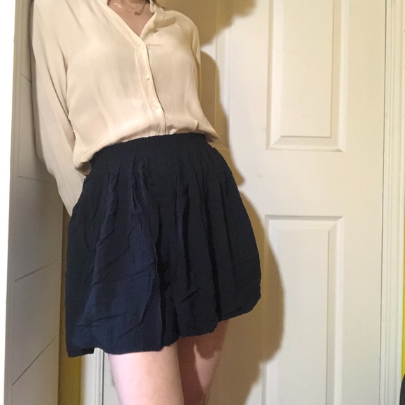 Flowy skirt. Do not wear on windy days! - Picture 1 of 5